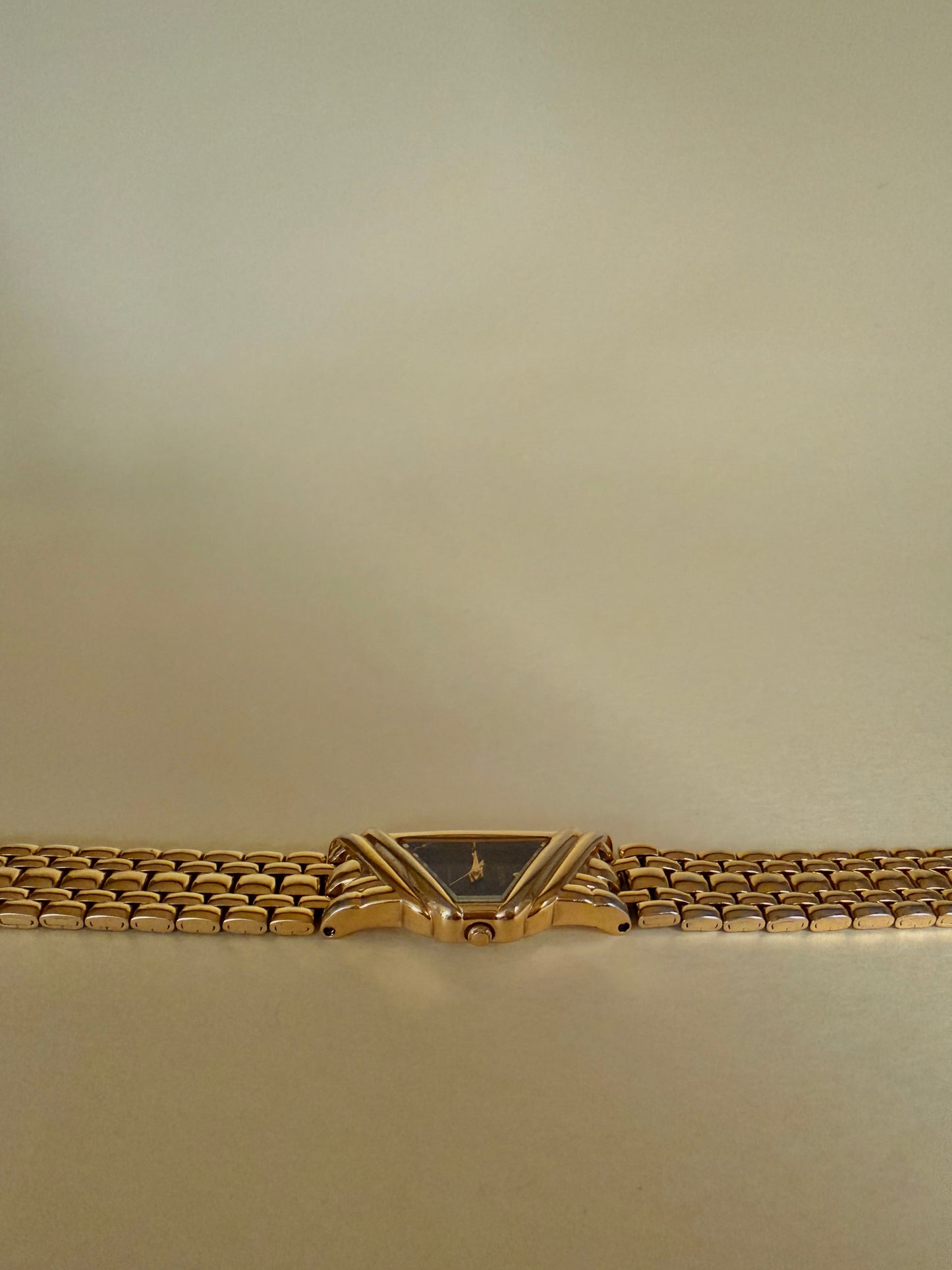 ELGIN – Black Dial Geometric Gold-Tone Bracelet Watch
